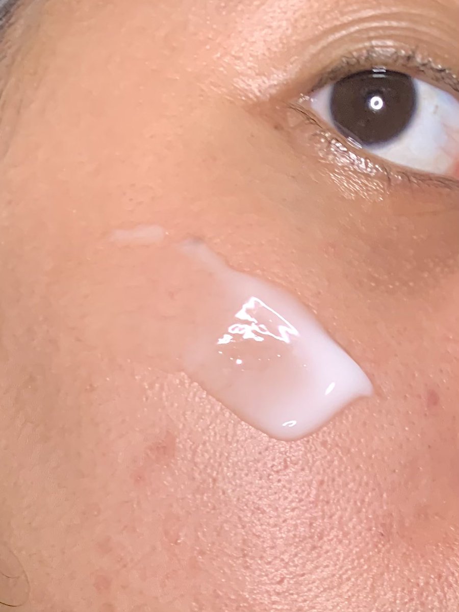 wasabitter's tweet image. Punya kulit kering dan kadang dehidrasi emang agak susah pilih moisturizer yang kasih kelembapan yang pas. Sampe cobain ini, malemnya pake eh paginya MASIH LEMBAPPPP! Ini underrated tapi cocok banget di aku!