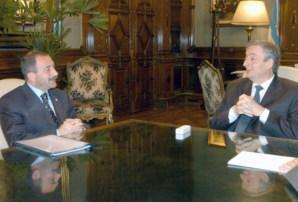 ✍️Lo sabías? Luis Juez se casó en 1991 y en 1994 tuvo una hija extramatrimonial que se negó a reconocer hasta que perdió un juicio por paternidad obligándolo a hacerlo.
Igual la factura nos la pasó a nosotros.
No es de extrañar que use políticamente a su hija discapacitada.
FIN.