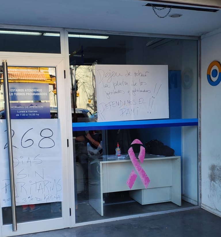 infoblancosobre's tweet image. En el PAMI La Plata reclamaron por salarios congelados y chicanearon al Gobierno: &quot;Queremos el 3 % de Karina Milei&quot; - Info Blanco Sobre Negro infoblancosobrenegro.com/nota/109440/en… #PAMI #andis #KarinaMilei