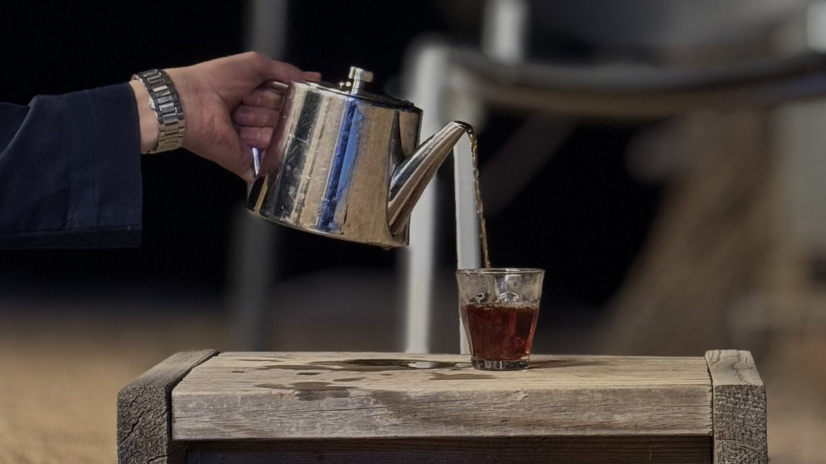 قاعده : 
"قلل ناس كثر شاهي.