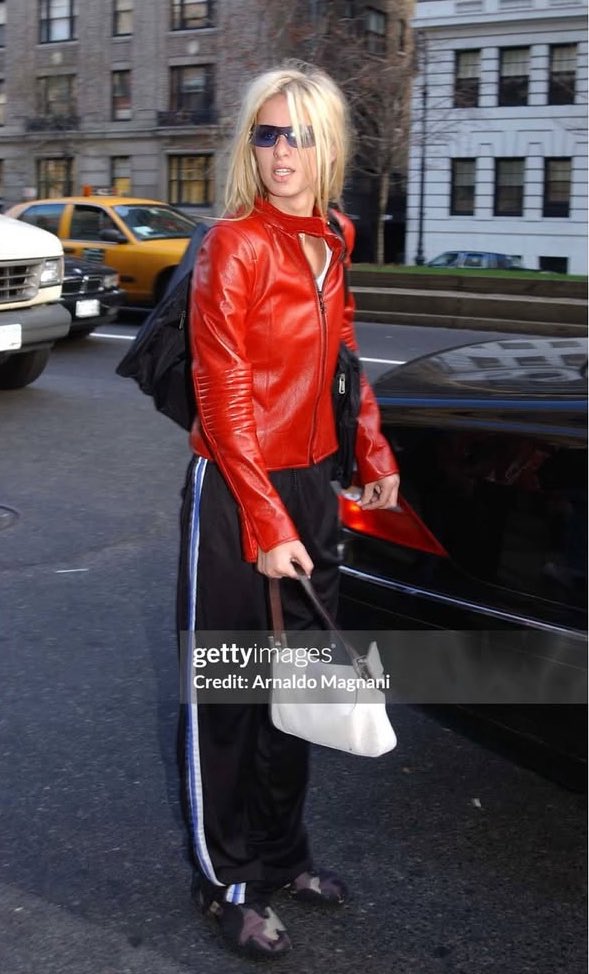 seeumsayn's tweet photo. Nicky Hilton
2001 https://t.co/TpZk9zBWGN