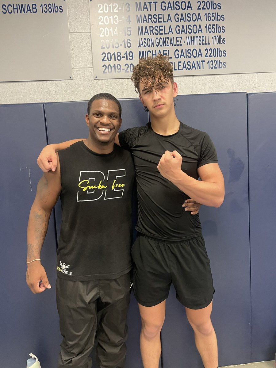 Guest Coach <a href="/1BlessedAthlete/">Coach Harris</a> dropped by to put Ranger Wrestlers to work! He hasn’t lost a step!
#rangersLEADtheway#rangerwrestling