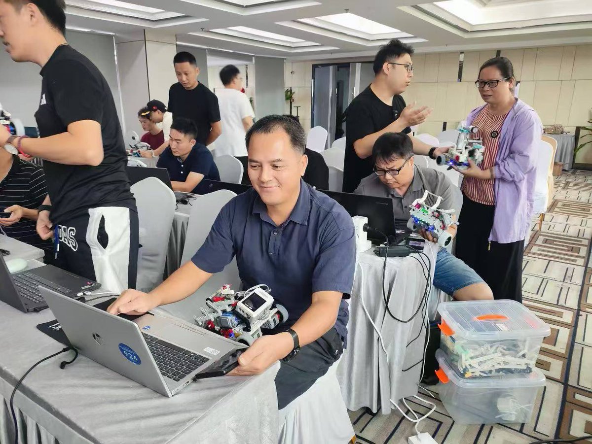 amychan301's tweet image. Training!
#robotics #education #robotforkids #teenager #STEM #programming #Building
