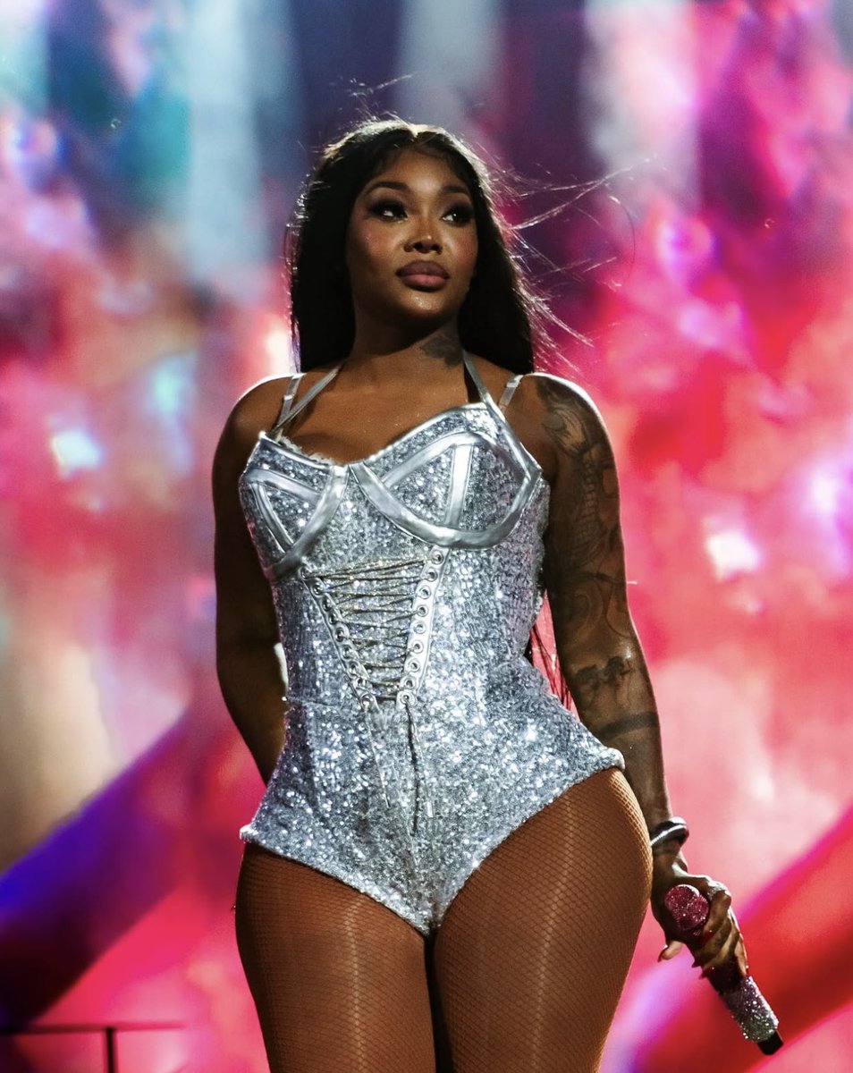 I used to downplay Summer walker … now look at me singing my lungs out at 2AM. I was blind, apologies my queen.