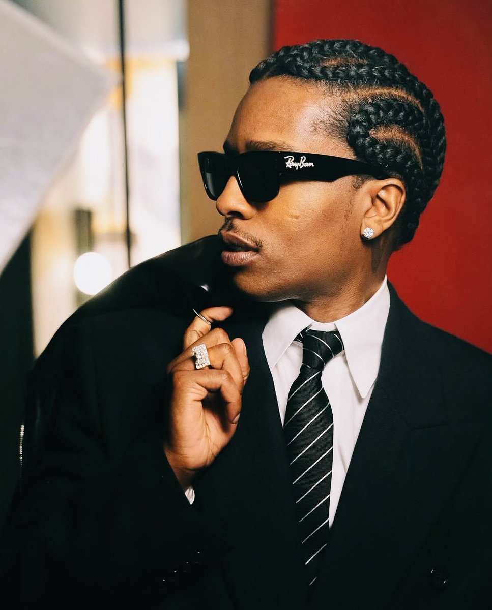 My Ray-Ban glasses is black as $hit 🕶️

📸: Brandon Faith