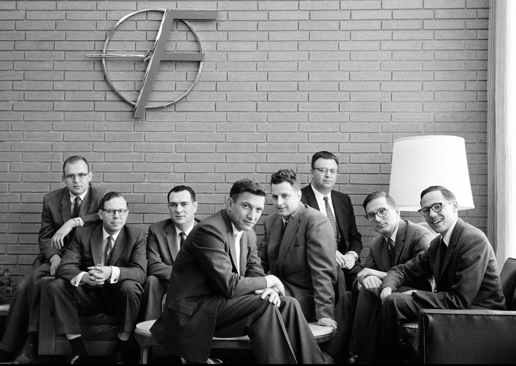 cqcqcqdx's tweet photo. Robert Noyce pictured in front and center of the “traitorous eight” who left transistor pioneer Shockley Semiconductor to form Fairchild Semiconductor. Jean Hoerni is second from right, and Gordon Moore, of Moore’s Law, at far left. https://t.co/bG5PcoGOqf