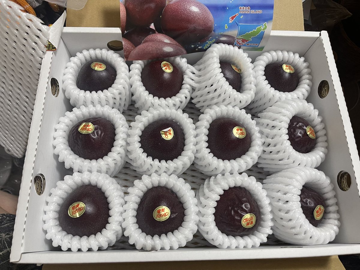 奄美の友人から
パッションフルーツが
届きました。
ありがとうございます🙇‍♂️