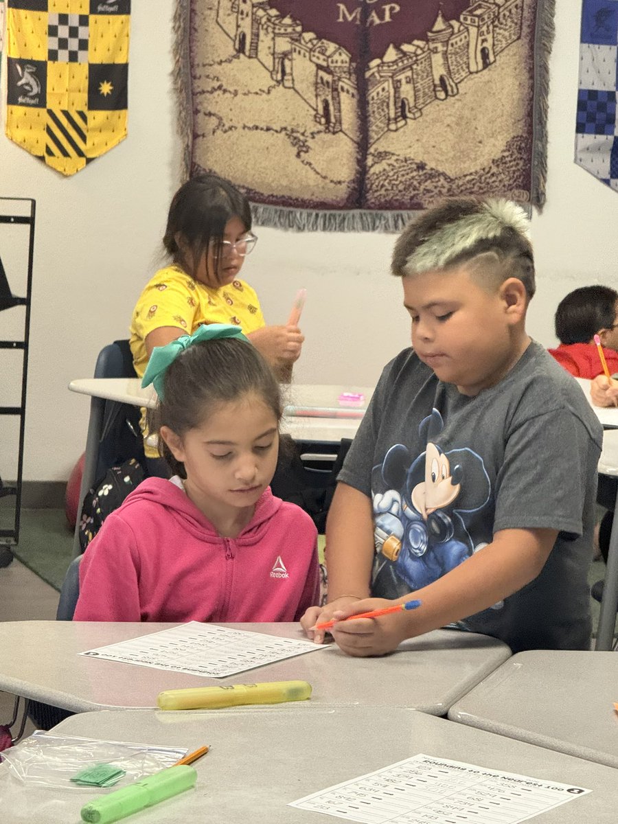 KAnderson_SVSA's tweet image. Warmed my heart today! ❤️ one scholar helping another scholar! #CTEHeartAtWork #classroomcommunity