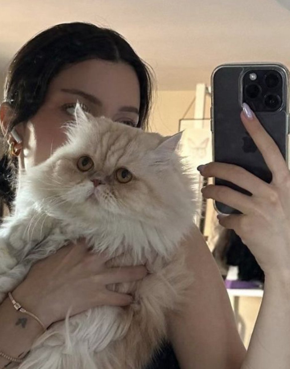 اتشرف بمتابعتك؟

❤