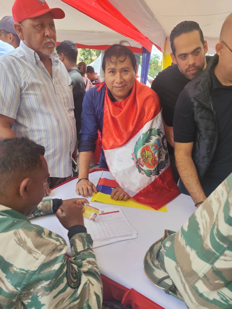 Saludamos a nuestros compatriotas en la República Bolivariana de Venezuela, quienes, respondiendo al llamado a defender su territorio y soberanía nacional, se están enlistando con espíritu solidario en la Milicia Nacional Bolivariana para preservar la paz y la estabilidad de la