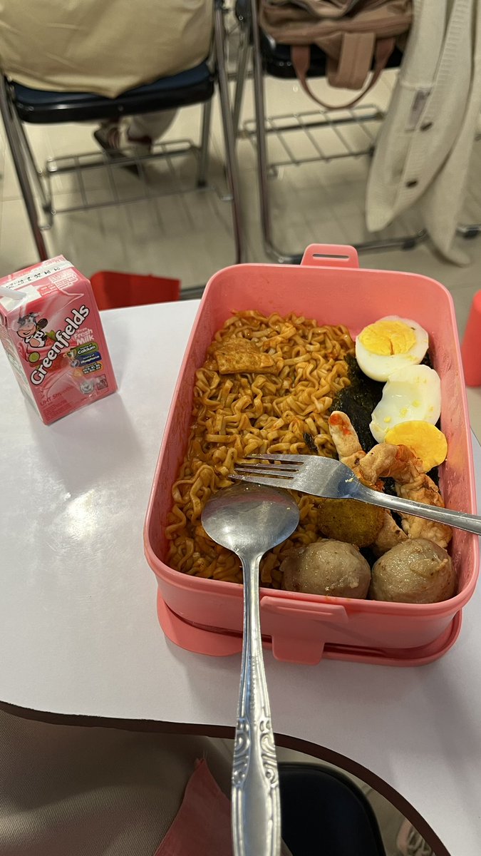 rawrouble's tweet image. kelas komunikasi disuruh bawa mie