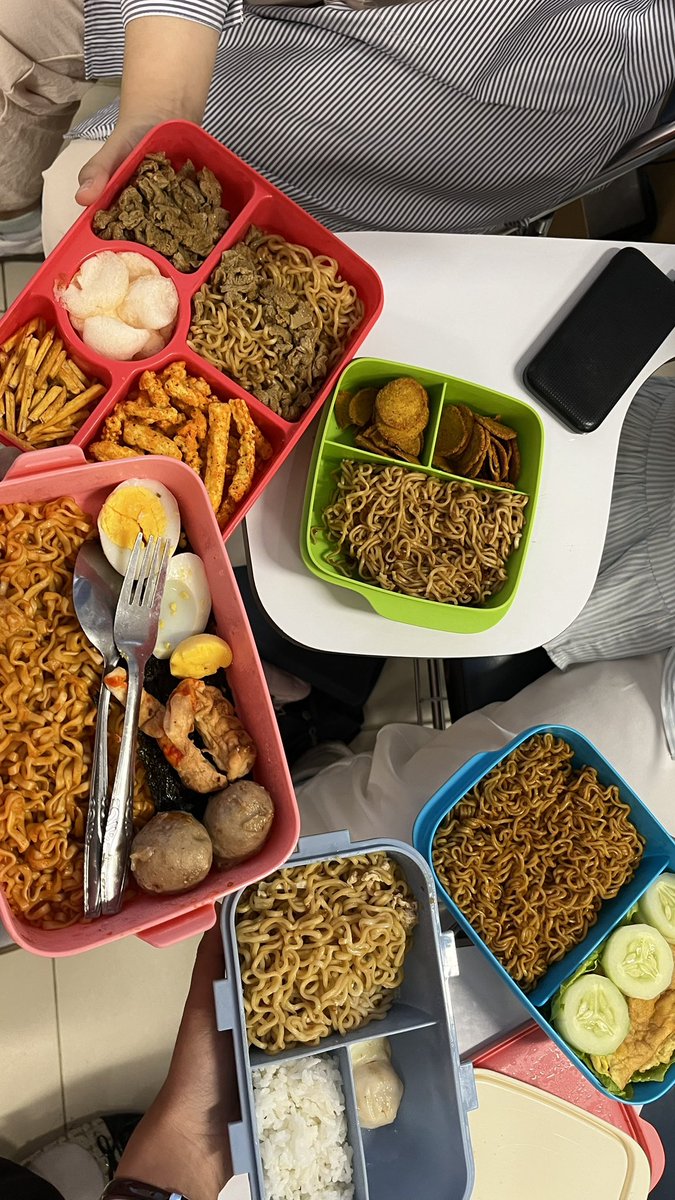 rawrouble's tweet image. kelas komunikasi disuruh bawa mie