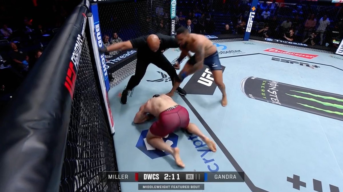 R1: ¡QUE PRESENTACION! Gandra lastimo varias veces a Miller y lo finaliza ¡WOOOW! #DWCS