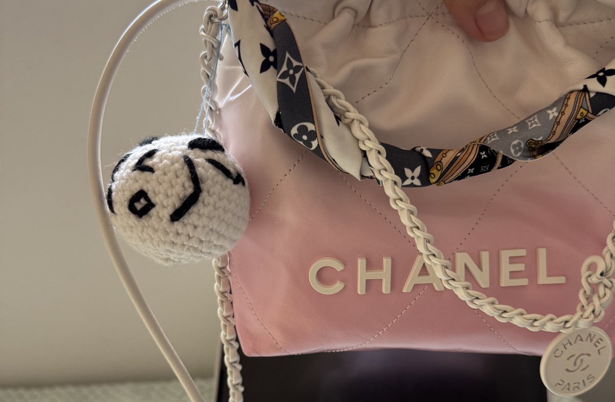 haha, when I see the freebies that Stays gave me in US tours, suddenly think of this! 
At that rain day, I put Leebit on my neck and in the VIP line. A stay run to me, and put it on my hand, said "this is for u". 
Thx~I put it on my bag!