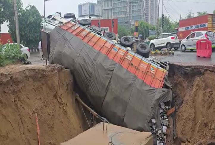 amitkgujjar's tweet image. इस सीजन की बारिश ने गड़करी जी का कचरा कर दिया, इतना तो कांग्रेस पिछले 11 साल में नहीं कर पायी थी 

अधिकतर हाईवे पर पानी भर रहा हैं, बड़े बड़े गड्डे, पुलों का गिरना इत्यादि नये भारत की नई समस्याए है 

उम्मीद है जल्दी ही सब दुरुस्त होगा 

#WINTER #GISELLE #LYKN #lufc…