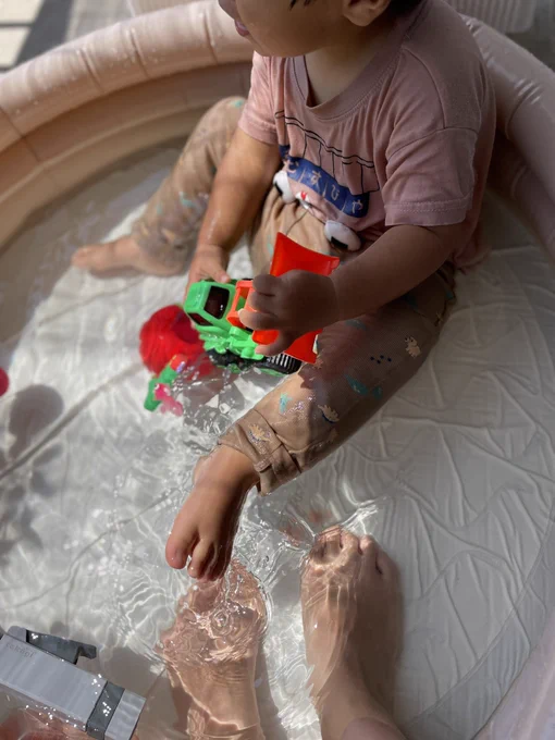 暑い、体調悪い、ばぶにゃ元気 なのでベランダで水遊びしてる ついでに自分も冷やしてる
