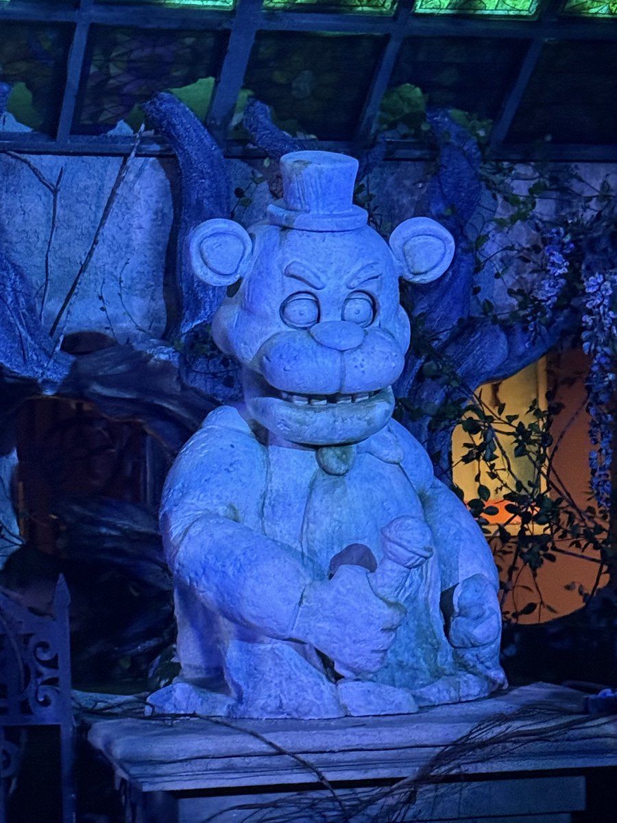 therideview's tweet photo. The Origins of Horror statues stand eerily illuminated by the dark, their twisted forms coming alive in the shadows 

The lighting sets the perfect haunting mood. these nightmares feel more real than ever tonight.

#HHN34 #OriginsOfHorror #HalloweenHorrorNights #UniversalOrlando https://t.co/SVrgoJOVri