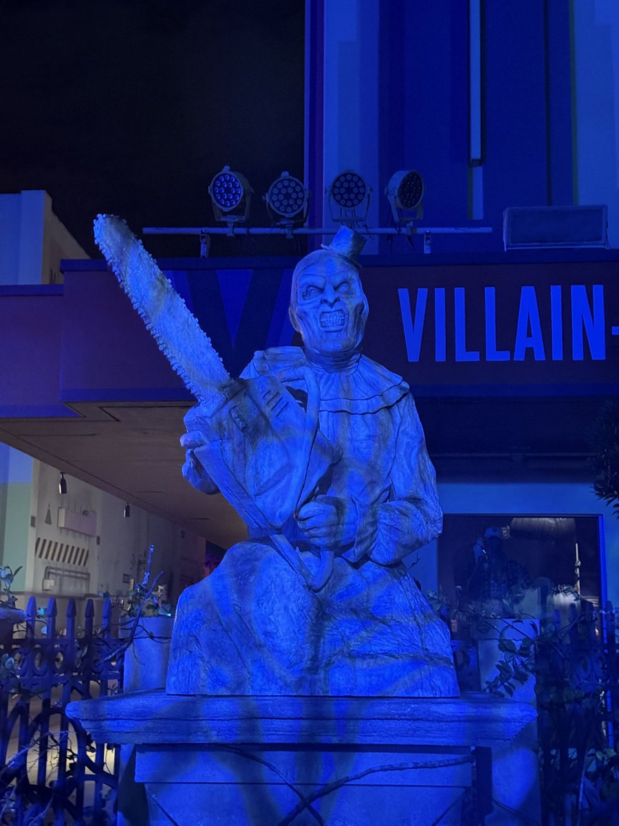 therideview's tweet photo. The Origins of Horror statues stand eerily illuminated by the dark, their twisted forms coming alive in the shadows 

The lighting sets the perfect haunting mood. these nightmares feel more real than ever tonight.

#HHN34 #OriginsOfHorror #HalloweenHorrorNights #UniversalOrlando https://t.co/SVrgoJOVri