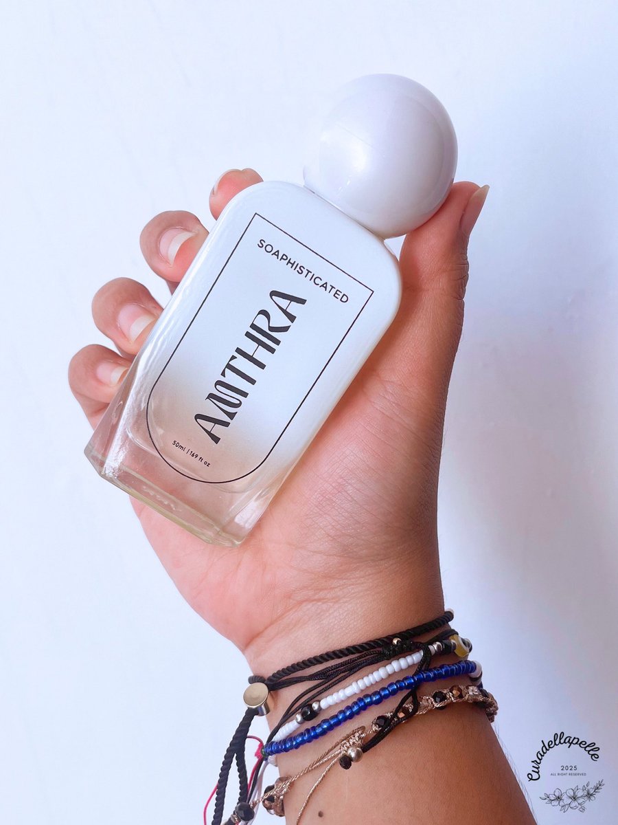 Unfiltered ‘what’s in my bag’ moment before heading to work 😂

Ngomong-ngomong, udah 2 hari ini aku setia ngantor pake Amthra Soaphisticated 😍🫶🏻