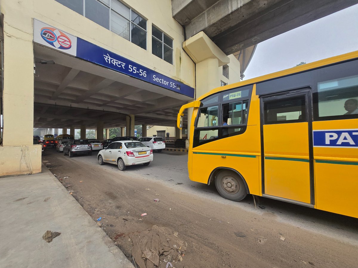 utk_josh's tweet photo. Wednesday, 27th August, 730AM. Sec 55-56 Metro Station. 

The inconvenience aside, a young calf nearly got run over today!  Is there an NGO I should tag?

@DC_Gurugram 
@TrafficGGM @MunCorpGurugram 
@cmohry
@NayabSainiBJP
@Rao_InderjitS
@narendramodi https://t.co/s2qNCkb4iB