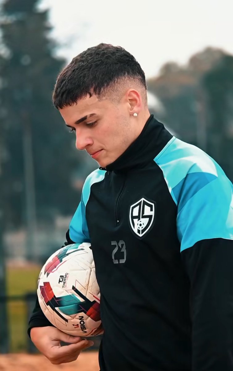 Diegoeche9's tweet photo. Llegó el momento que tanto soñaste y tan esperado,espero que disfrutes está experiencia tan linda y la vivas al 100%, porque te lo mereces por todo el esfuerzo que has puesto este tiempo,que te sirva para demostrar la calidad que tienes y para crecer,buen viaje @LucaFigurellii 💙 https://t.co/nxfNTIwcKZ