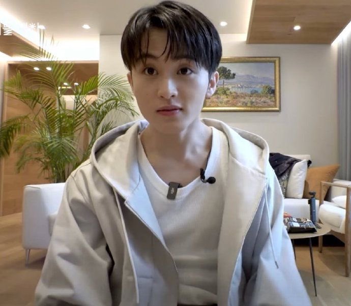 :ที่บ้านหนูเลี้ยงแมวด้วยเหรอคะ?

:ไหนอะ? บ้านหนูไม่ได้เลี้ยงแมวนะ
:ไหนอะแมว

:นั่นสิคะ ไหนอะแมว?