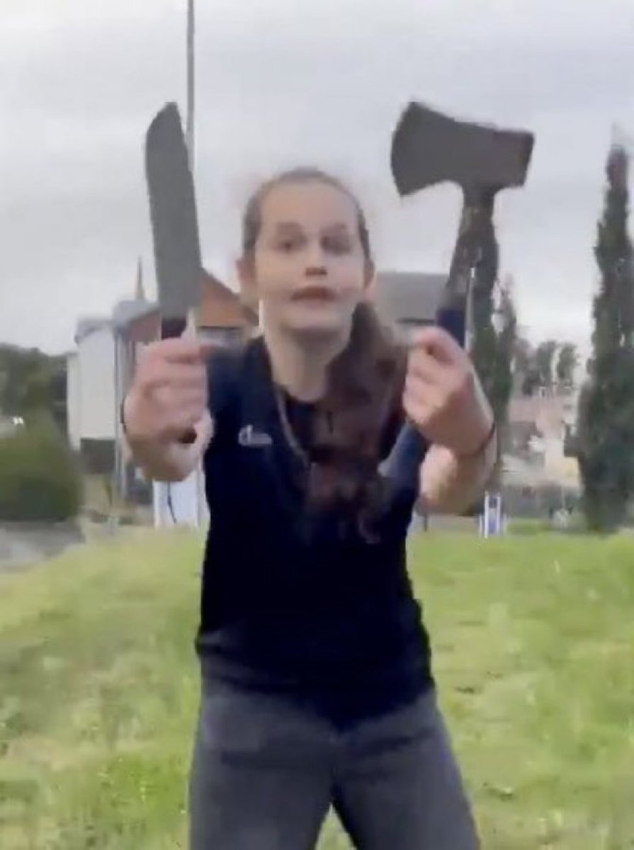 IvankaNews_'s tweet image. Drop a ♥️, if you think this little girl is a hero
