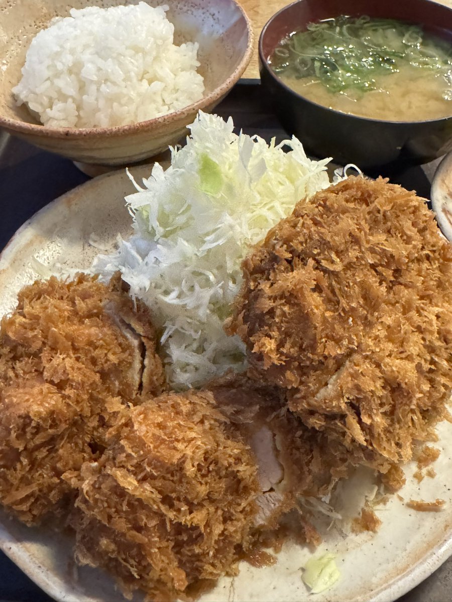 今日のお昼は西神田のとんかつ屋さん「かつ村」で今日のランチ、一口ヒレカツとメンチカツの定食をいただきました。ボリューム満点💯