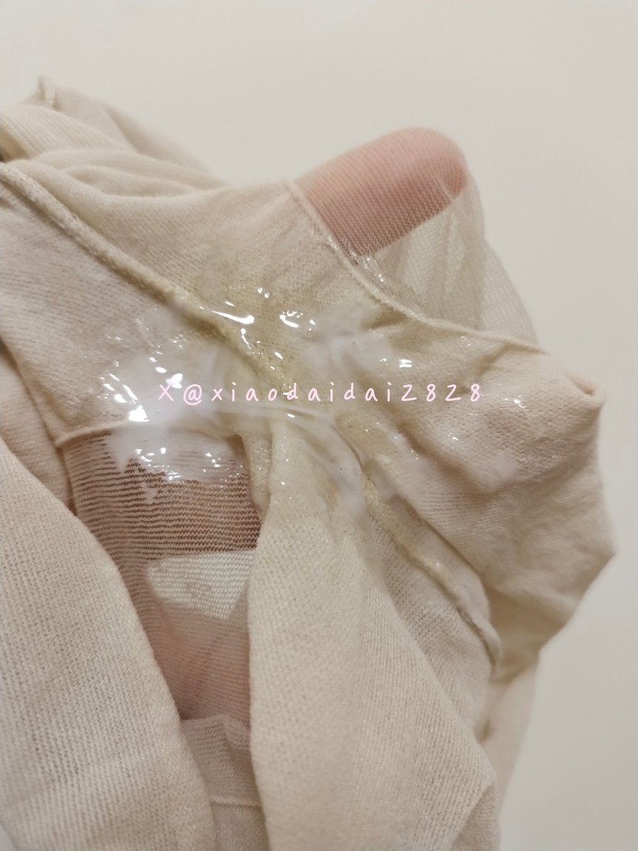 排luan期的zw丝袜 😛 要定制这款的哥哥加我QQ哦！
另外再抽个奖！关注转发评论点赞 抽2个送原味丝袜 #原味袜子 #原味内裤