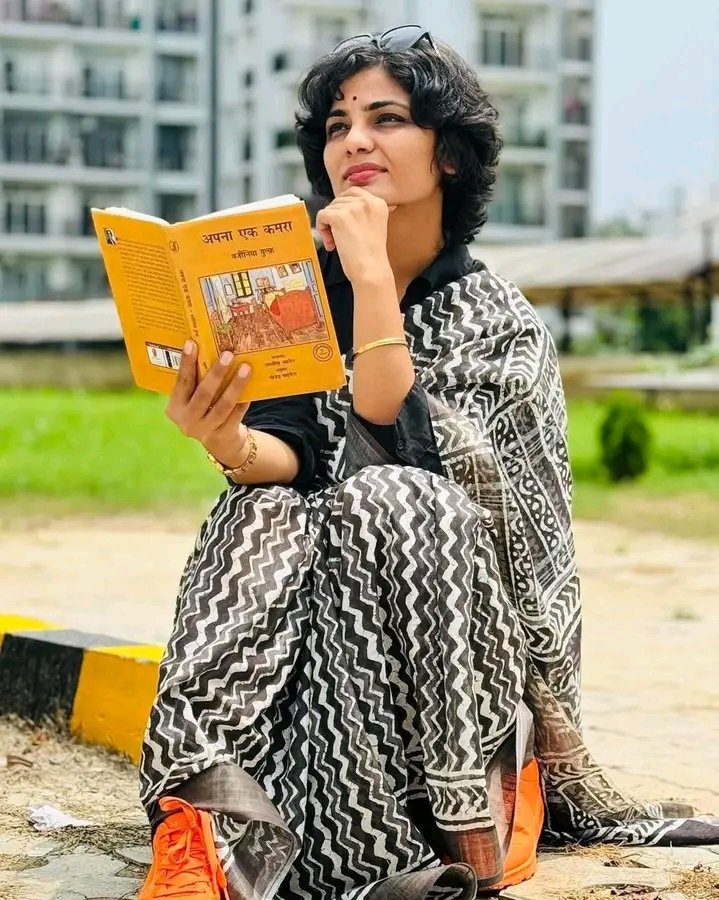 इंस्टाग्राम पर आधे कपड़े में रील बनाने वाली लड़कियां भी 
ऐसी दो कौड़ी की साहित्यिक लड़कियों से अच्छी ही हैं 😐
