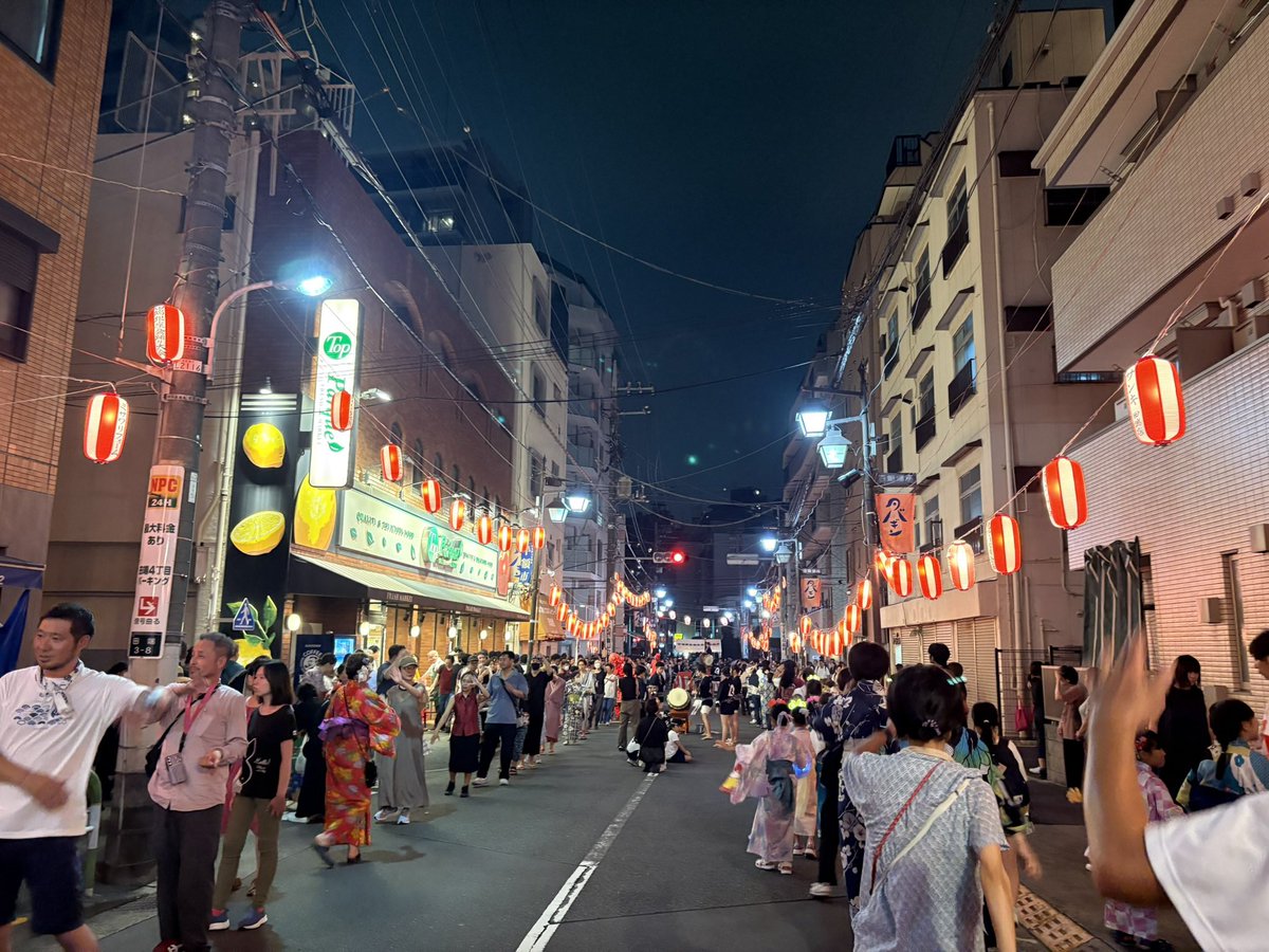 cat_rock_55's tweet photo. 田端銀座
良い雰囲気の会場。『きよしのズンドコ節』はお手本の方を見つけられず…『少年八木節』は毎回ズレが生じ、とりあえず前の方に合わせ踊った。子ども太鼓が可愛かった。
4日連続で盆踊りに行けた。 https://t.co/00pvSnmLub