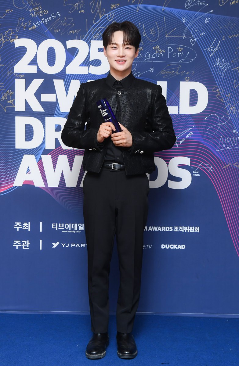 K-WORLD DREAM AWARDS tweet media