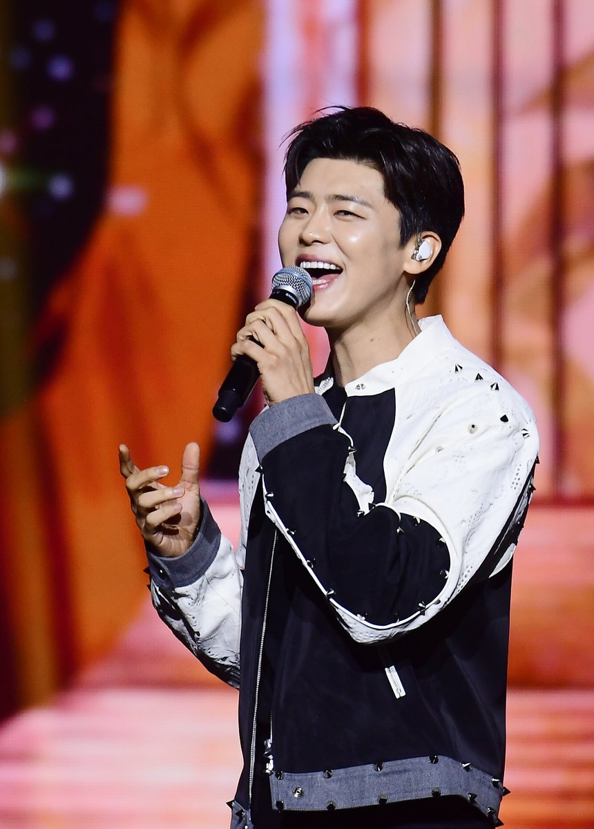 K-WORLD DREAM AWARDS tweet media