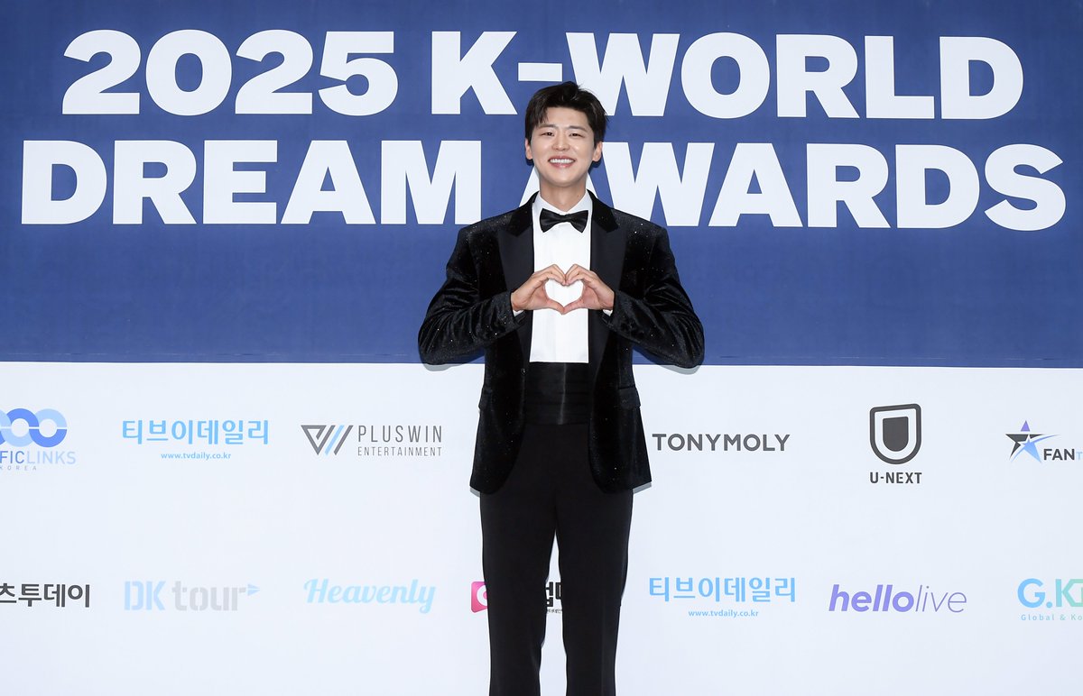 K-WORLD DREAM AWARDS tweet media