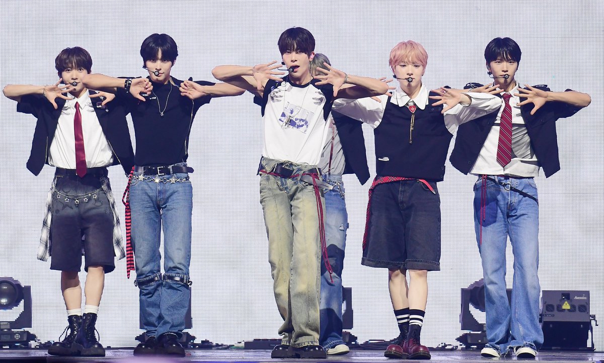 K-WORLD DREAM AWARDS tweet media
