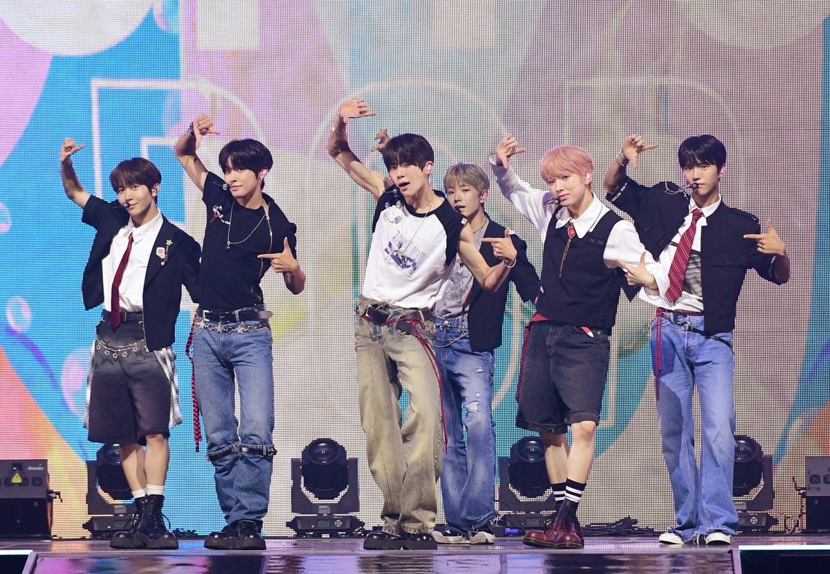 K-WORLD DREAM AWARDS tweet media