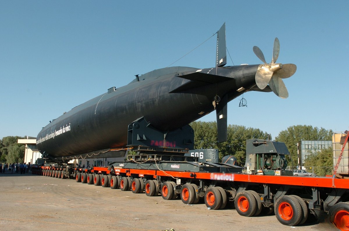 MinisteroDifesa's tweet image. #CulturaDifesa
🚨 Un sottomarino in tangenziale!

Quando l’"Enrico Toti" attraversò Milano… via terra! ⚓️

#LoSapeviChe ricorrono i 2⃣0⃣anni dalla “traversata terrestre” del #Toti, il primo battello militare costruito in Italia nel dopoguerra❓️
Al termine del suo servizio