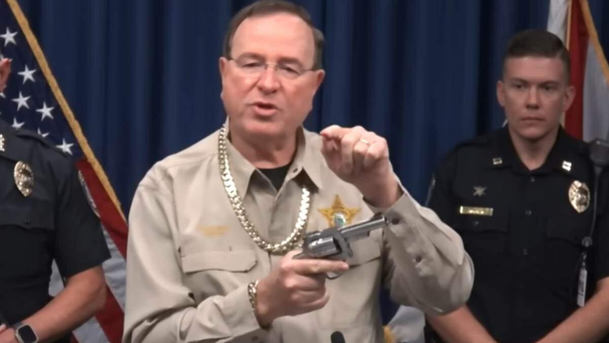 Sheriff Wears Alleged Drug Dealer's $50K Gold Chain During Press Conference | 97.5 KMOD kmod.iheart.com/content/2025-0…