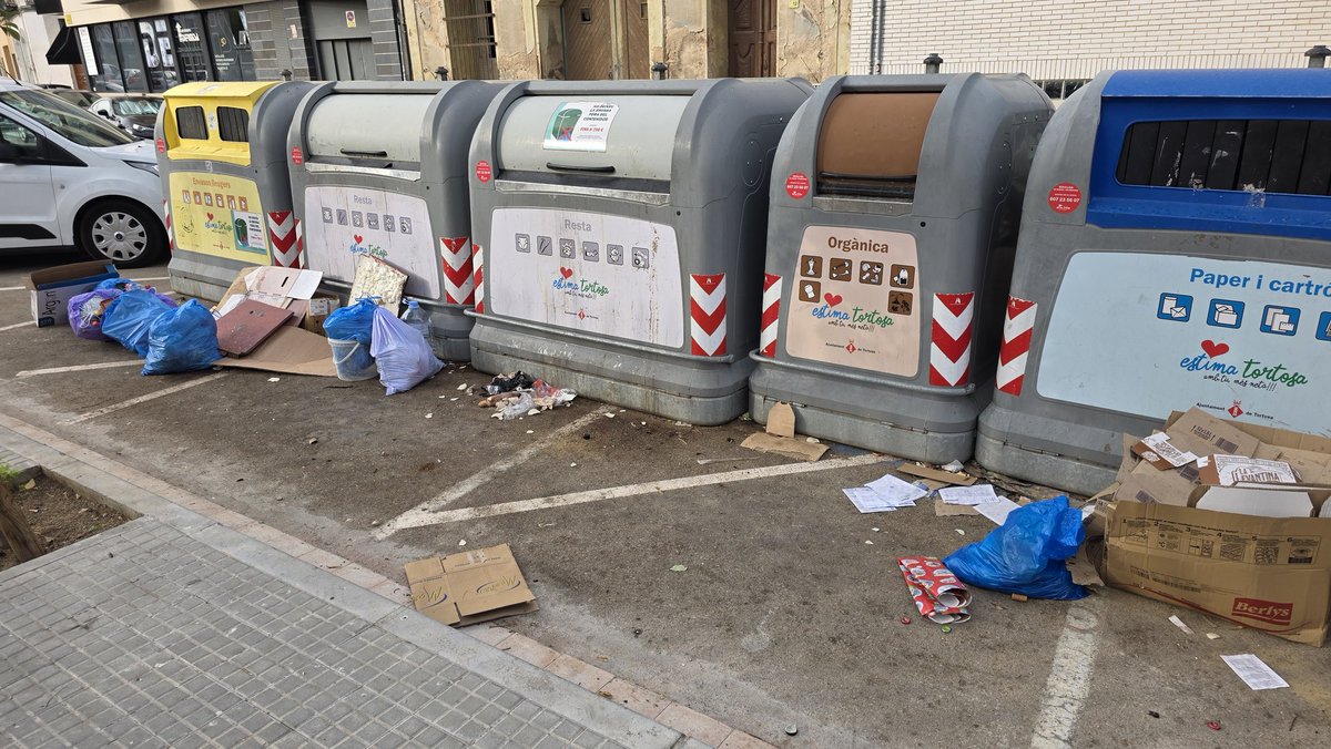 Mateix espai en 24 hores de diferència. 👇🏼 L'incivisme creixent a #Tortosa és preocupant, però la incapacitat del govern tripartit d'actuar i de gestionar en eficiència el servei de neteja encara és més preocupant. #DesGovern