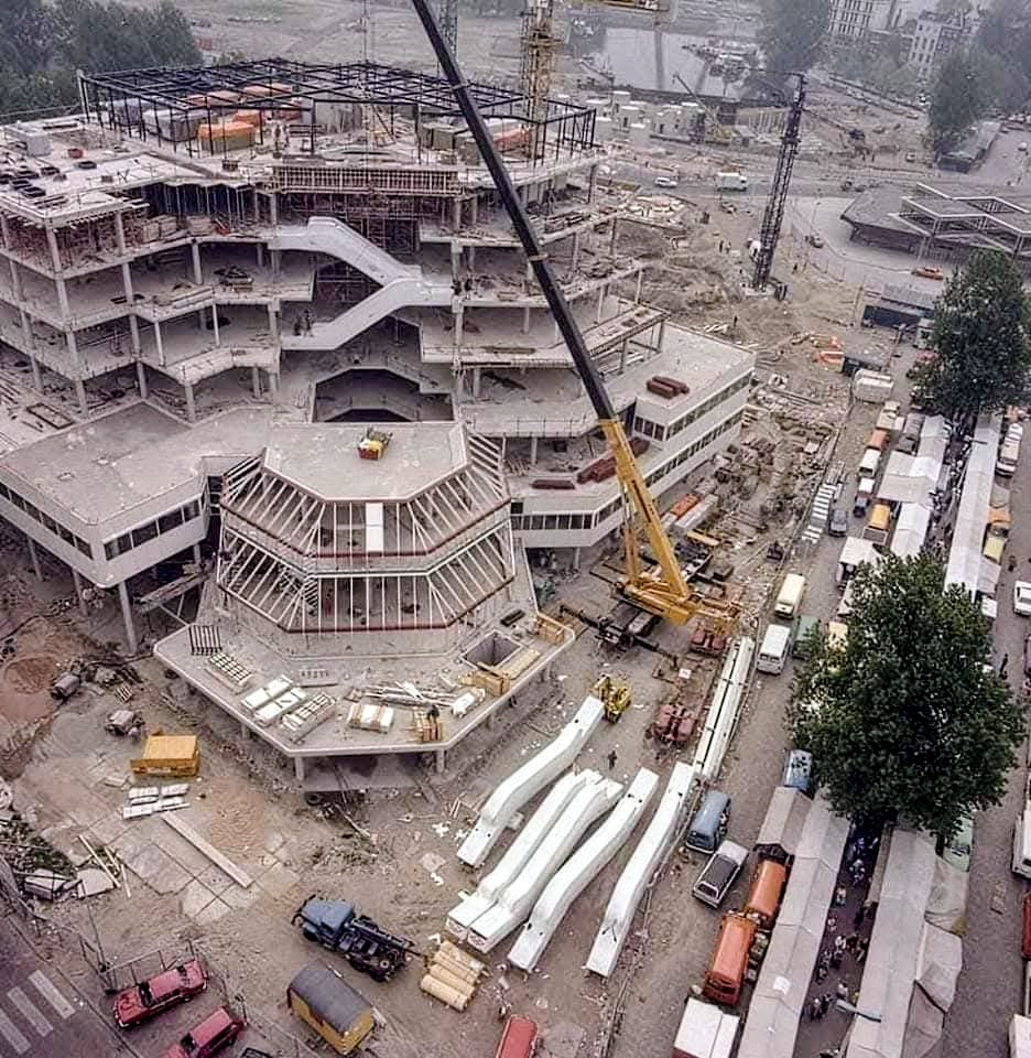 De bouw van de Centrale Bibliotheek naar een ontwerp van architectenbureau Van den Broek en Bakema op de hoek van de Hoogstraat en de Binnenrotte, 1982.