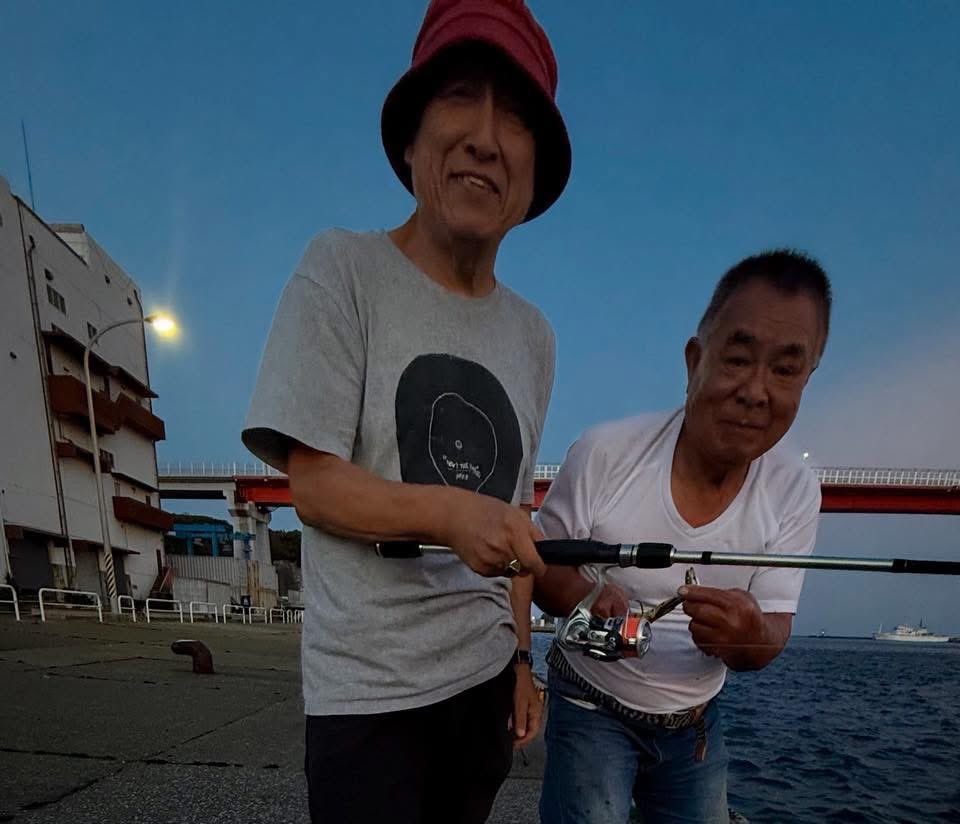 住して二年目、少し余裕ができたのか三崎港で釣りを始めた。
夏から秋にかけては“ウルメイワシ”や“マイワシ”の群れが押し寄せるベストシーズン。夕方、妻と一緒に連日繰り出し、サビキ釣りなんで餌はつけないのに入れ食い状態。40分ほどで50～60匹釣りあ上げる。