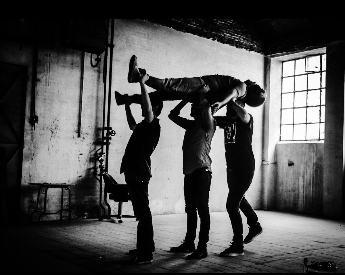 ART_BRUTgallery's tweet image. 🎶💥 Són explosió sonora i resistència musical, l’últim eslavó de la cadena tròfica de l’Art sonor! Ells són @TigerMenjaZebra 🔥🥁🎸🎹🎚️ i el DS.13/09 tanquen el fest. VADART a  l’@ateneubanyoles (públic dret 💃🏻🕺🏻) Entrades @culturabanyoles 👈
@AgendaCultura @ElGerio @Surtdecasa