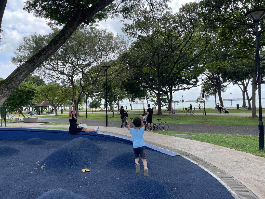 Running ‍is ᱸa ​sport  of  persistence. When  you  run alone,  you can ᱸbetter  exercise ᱸyour  willpower! Don't ᱸbe  lazy  and ᠎keep ​going!