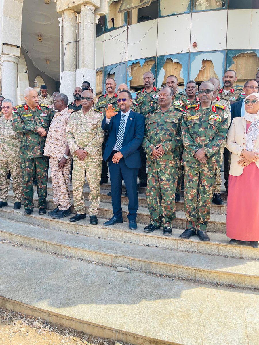 أخذكم لصور مؤقتة امام مبنى مكسر او عقدكم لاجتماع مؤقت  داخل الخرطوم ده ما بنفي حقيقة انكم "مجموعة بورتسودان" وحكومة نازحة ومهانة 
وصور زي دي من المفترض تضاروها خجلا لانها بتعكس البؤس وإثارة الشفقة عليكم