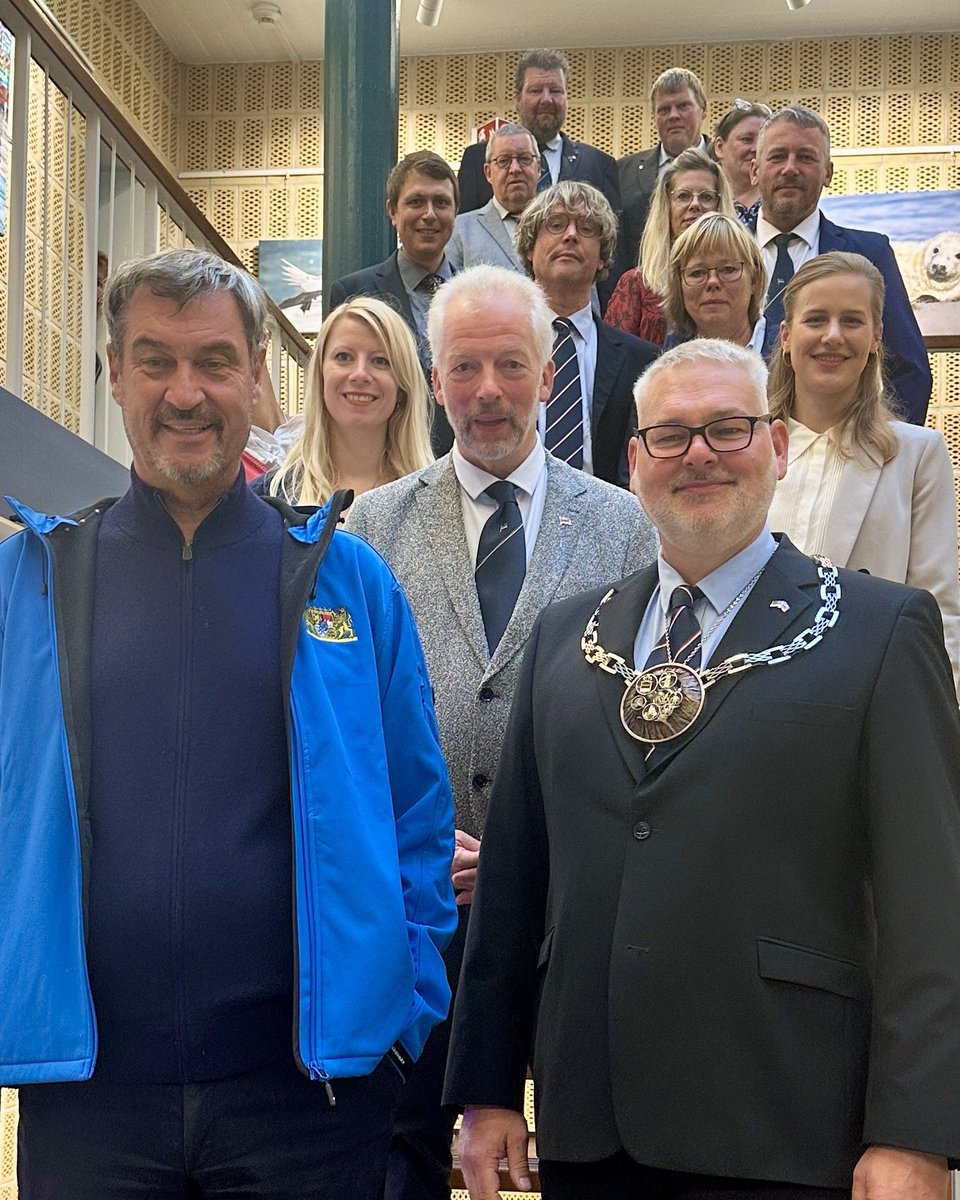 Markus_Soeder's tweet image. Gute Gespräche am Morgen im Rathaus auf #Helgoland: Spannender politischer Austausch mit den Gemeinderatsmitgliedern – von Energiepolitik, Wohnungsknappheit, über den Schutz maritimer Lebensräume bis hin zur nachhaltigen Entwicklung der Insel. Eine Gemeinde lebt von Bürgerinnen