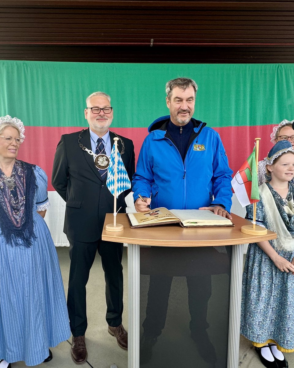 Markus_Soeder's tweet image. Gute Gespräche am Morgen im Rathaus auf #Helgoland: Spannender politischer Austausch mit den Gemeinderatsmitgliedern – von Energiepolitik, Wohnungsknappheit, über den Schutz maritimer Lebensräume bis hin zur nachhaltigen Entwicklung der Insel. Eine Gemeinde lebt von Bürgerinnen