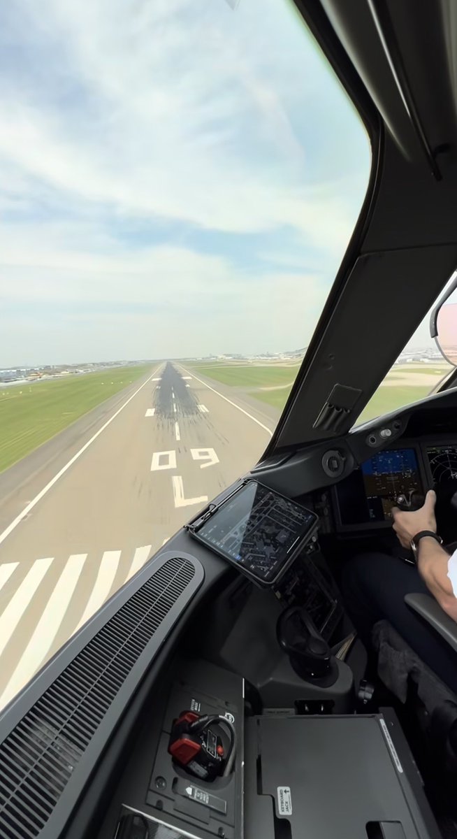 Herkese merhaba biz Paris uçuşu 
İçin pist başı yaptık Take off 
💙💙💙🛫🛫🛫🛫💙💙💙