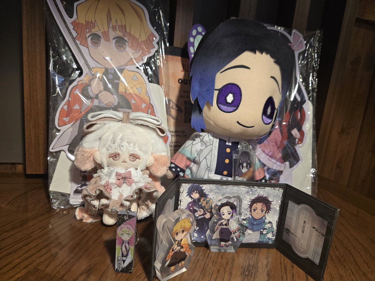 헿...쩔미랑 귀칼 팝업다녀옴
아근데 왜 대다수가 품절인데 😭
그리구 괴출 팝업도 9월예정이랬는데
과연 언제일런지 흠🤔