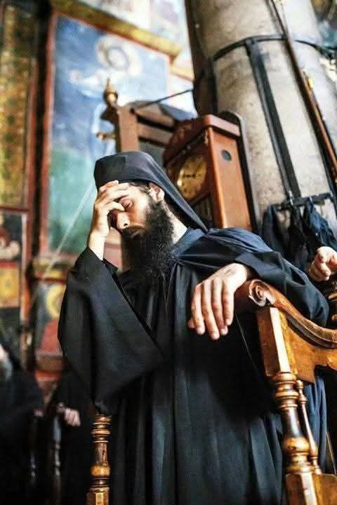 Ko ti iskopa oko?
Brat
Zato je tako duboko