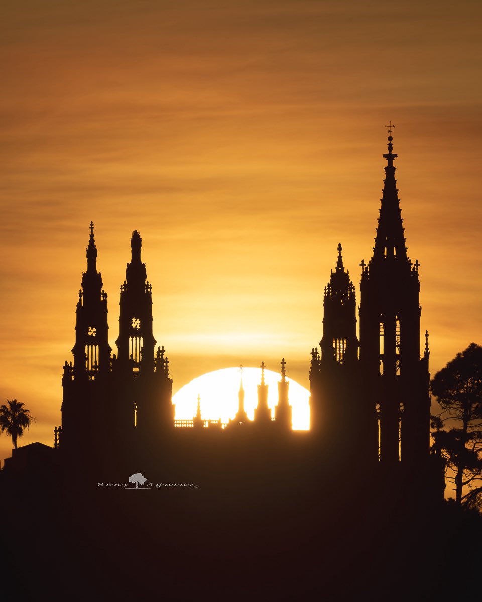 El Sol Naciente entre las torres de la Iglesia Matriz de San Juan de Arucas.

#grancanaria #arucas #cielosESA